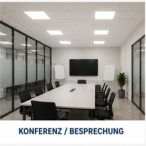 Konferenzraum mit eingelassenen LED-Panels in einer Rasterdecke