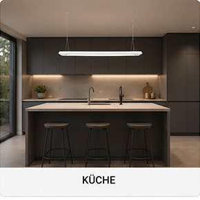 Moderne Küche mit linearer Pendelleuchte