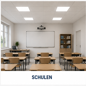 Klassenraum mit eingelassenen LED-Panels in einer Rasterdecke